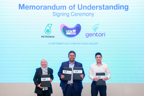 (From left to right) PETRONAS Global Technical Solutions Sdn Bhd Chief Executive Officer Annaliz Abu Bakar, UEM Sunrise Chief Executive Officer Sufian Abdullah and PETRONAS’ Head of Clean Energy Solutions Transition, Shahrizal Yang Razalli posed for a group photo after signing their respective MoUs.