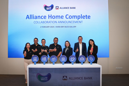 UEM Sunrise CEO Sufian Abdullah (center) with Group Chief Consumer Banking Officer of Alliance Bank Group Consumer Banking Ms Gan Pai Li at the Alliance Home Complete Collaboration Announcement event at Kiara Bay Sales Gallery.