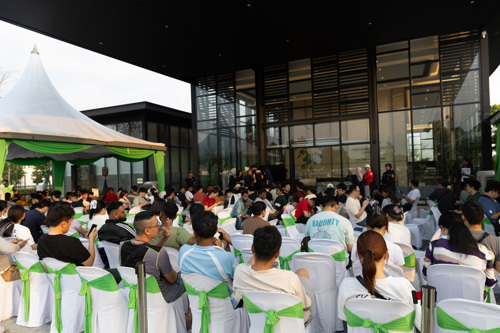 Homebuyers queuing to have a look at Aspira Hills on the Special Preview at the UEM Sunrise Gallery, Iskandar Puteri.