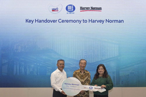 (Left to right) Dato’ Sr. Azmar Talib, Chairman of Mega Legacy (M) Sdn Bhd (MLSB) and Independent Non-Executive Director of UEM Sunrise Berhad; Tan Sri Dato’ Yap Suan Chee, Director of MLSB and Chairman of Melati Ehsan Group; Ms. Bernice Kwok, Managing Director of Harvey Norman Singapore and Malaysia