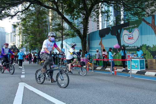 Fitness enthusiasts and from all ages flooded the streets of Kuala Lumpur during the KL Car-Free Morning, DBKL’s green initiative in promoting a healthier lifestyle among its city dwellers and reducing carbon emissions.