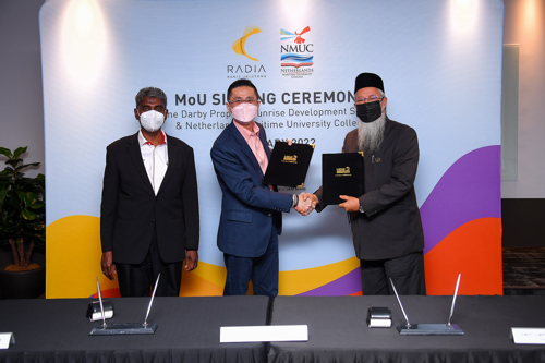(From left to right) Sime Darby Property Chief Operating Officer – Integrated Development Datuk Ir. Mohd Idris Abdullah; UEM Sunrise Chief Marketing Officer Kenny Wong and NMUC Executive Chairman Dato' Captain Razali Bin Yaacob posed for a group photo. The MOU is expected to catalyse Radia Bukit Jelutong into becoming a bustling student hub, and a lively retail and commercial location.