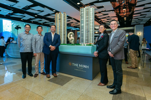 UEM Sunrise senior management team posed for a group photo in front of The MINH scale model. From left to right – Chief Strategy & Transformation Officer Irwin Mohd Eusoff; Chief Operations Officer, Central Liong Kok Kit; Chief Executive Officer Sufian Abdullah; Chief Development Officer Mardiana Rahayu Tukiran; and Chief Marketing Officer Kenny Wong.