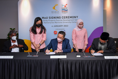 (From left to right) The MOU was signed by Sime Darby Property Chief Operating Officer – Integrated Development Datuk Ir. Mohd Idris Abdullah and UEM Sunrise Chief Marketing Officer Kenny Wong; who represented SDPSD and NMUC Executive Chairman Dato' Captain Razali Bin Yaacob.