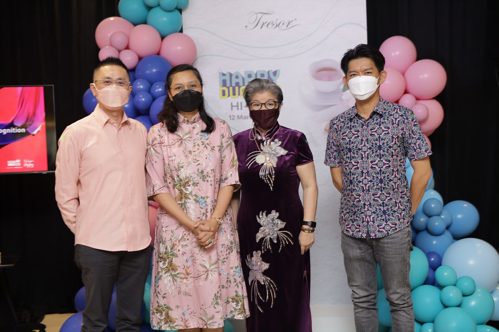 (From left to right) UEM Sunrise Chief Marketing Officer, Kenny Wong; Chief Development Officer, Mardiana Rahayu Tukiran; Suzi Chua; and Chief Operations Officer (Central), Liong Kok Kit posed for a group photo. Suzi’s artworks are currently on display around the KAIA Heights sales gallery at Taman Equine, Seri Kembangan.