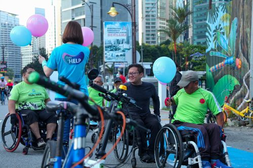 UEM Sunrise volunteers represent the Company’s CHIEF core values, acronym for Caring, Honest, Involved, Enthusiasm And Fun-Loving. Here, a UEM Sunrise volunteer handed out balloons to participants passing by during the KL Car-Free Morning last Sunday.