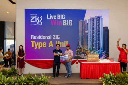 Lo Leong Fu (left) receiving the grand prize from Dato' Sr Azmar bin Talib, Independent Non-Executive Director of UEM Sunrise Berhad (right).