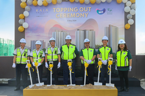 (From left to right) – Kerjaya Prospek Sdn Bhd Senior Group Finance Manager, Mak Tuck Onn; Contract Manager, Chia Sow Teck; Chief Executive Officer, Tee Eng Tiong; UEM Sunrise Chief Executive Officer, Sufian Abdullah; Chief Financial Officer, Hafizuddin Sulaiman; Chief Operating Officer (Central), Liong Kok Kit; Chief Marketing Officer, Emily Teh posed for a photo after commemorating KAIA Heights topping out ceremony.
