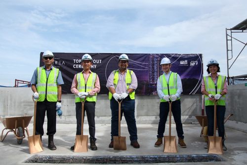 (From left to right) – Executive Director of Pembinaan Mitrajaya Sdn Bhd, Bibhuti Nath Jha; UEM Sunrise Chief Operations Officer (Central) Liong Kok Kit; Chief Executive Officer, Sufian Abdullah; Project Atchitect from UIG Architects, Ar Reno Lee; and Residensi Astrea’s Project Team Leader Phoon Sit Meng posed for a photo after commemorating Residensi Astrea’s topping out ceremony.