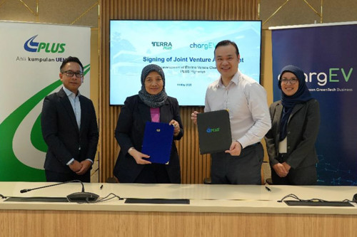 From left to right; Mohd Fauzi Puniran, PLUS Chief Commercial Officer; Datuk Nik Airina Nik Jaffar, PLUS Managing Director; Lim Chern Yuan, Yinson GreenTech Chief Executive Officer; Elizabeth Tan, Yinson GreenTech Head of Legal.
