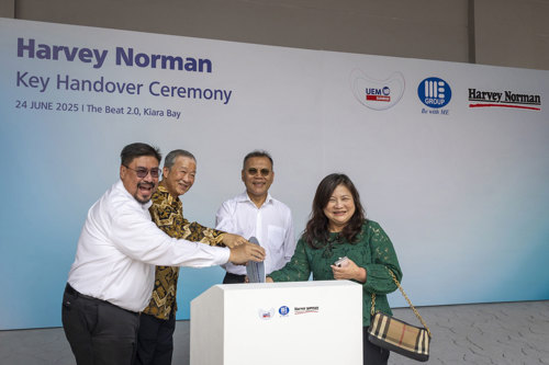 (Left to right) Encik Hafizuddin Sulaiman, Director of Mega Legacy Sdn Bhd and Officer-in-Charge of UEM Sunrise Berhad; Tan Sri Dato’ Yap Suan Chee, Director of MLSB and Chairman of Melati Ehsan Group; Dato’ Sr. Azmar Talib, Chairman of Mega Legacy (M) Sdn Bhd (MLSB) and Independent Non-Executive Director of UEM Sunrise Berhad; Ms. Bernice Kwok, Managing Director of Harvey Norman Singapore and Malaysia